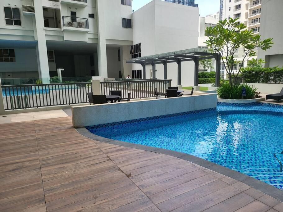 Luxury @ Bgc Sleeps 6 Comfortably Fast Wifi Pool! Apartment Manila Ngoại thất bức ảnh