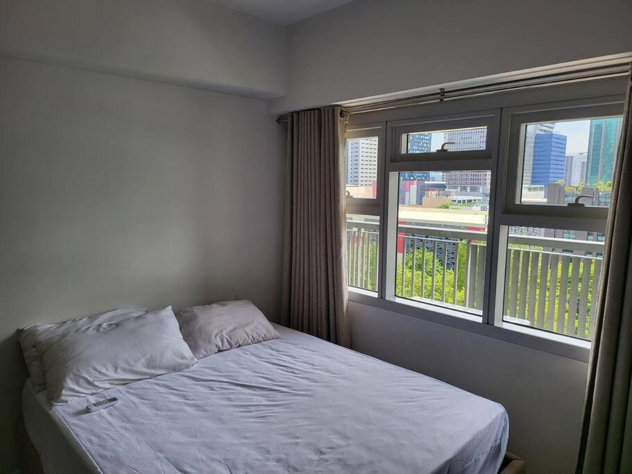 Luxury @ Bgc Sleeps 6 Comfortably Fast Wifi Pool! Apartment Manila Ngoại thất bức ảnh