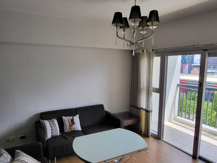 Luxury @ Bgc Sleeps 6 Comfortably Fast Wifi Pool! Apartment Manila Ngoại thất bức ảnh