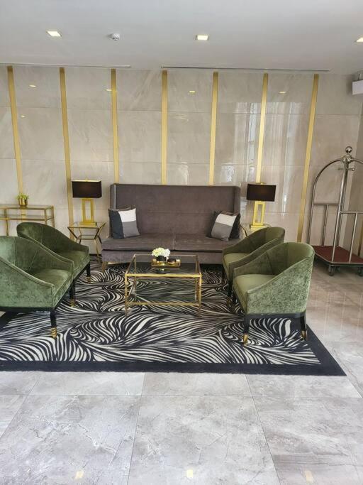 Luxury @ Bgc Sleeps 6 Comfortably Fast Wifi Pool! Apartment Manila Ngoại thất bức ảnh