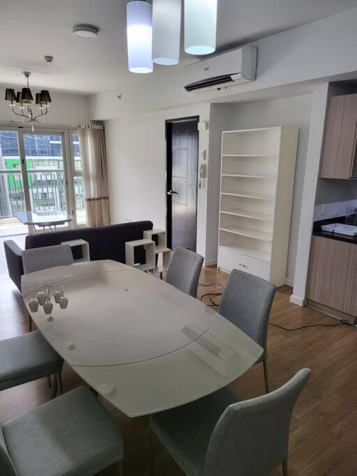 Luxury @ Bgc Sleeps 6 Comfortably Fast Wifi Pool! Apartment Manila Ngoại thất bức ảnh