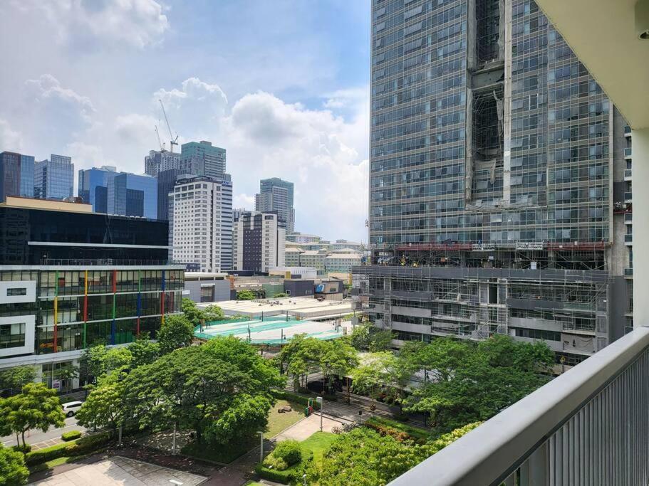 Luxury @ Bgc Sleeps 6 Comfortably Fast Wifi Pool! Apartment Manila Ngoại thất bức ảnh