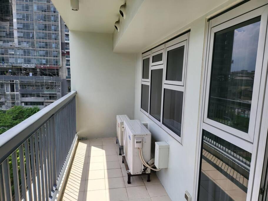 Luxury @ Bgc Sleeps 6 Comfortably Fast Wifi Pool! Apartment Manila Ngoại thất bức ảnh