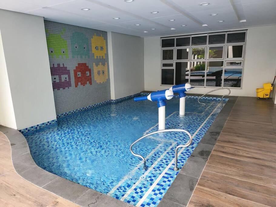 Luxury @ Bgc Sleeps 6 Comfortably Fast Wifi Pool! Apartment Manila Ngoại thất bức ảnh