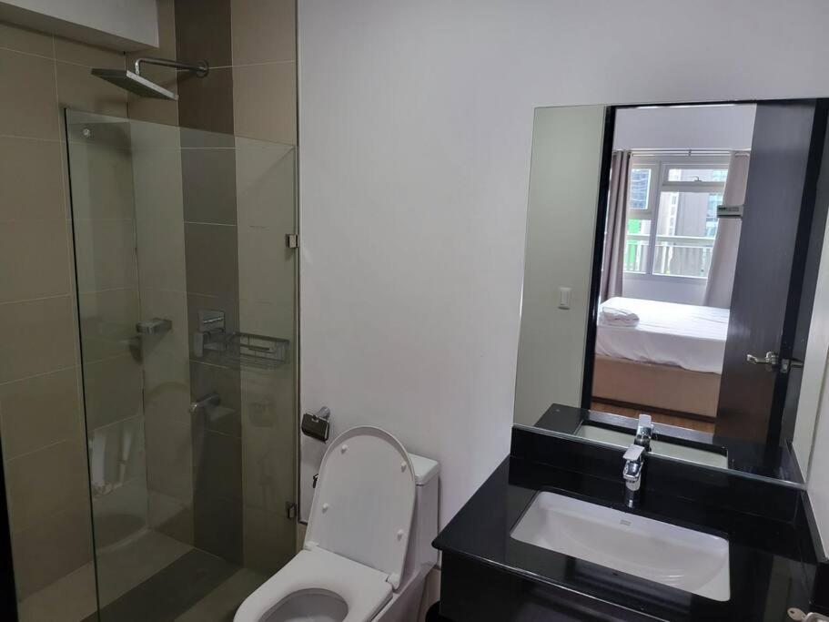 Luxury @ Bgc Sleeps 6 Comfortably Fast Wifi Pool! Apartment Manila Ngoại thất bức ảnh