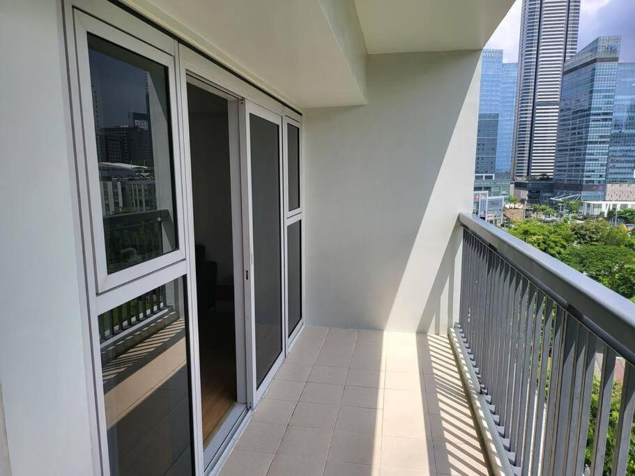 Luxury @ Bgc Sleeps 6 Comfortably Fast Wifi Pool! Apartment Manila Ngoại thất bức ảnh