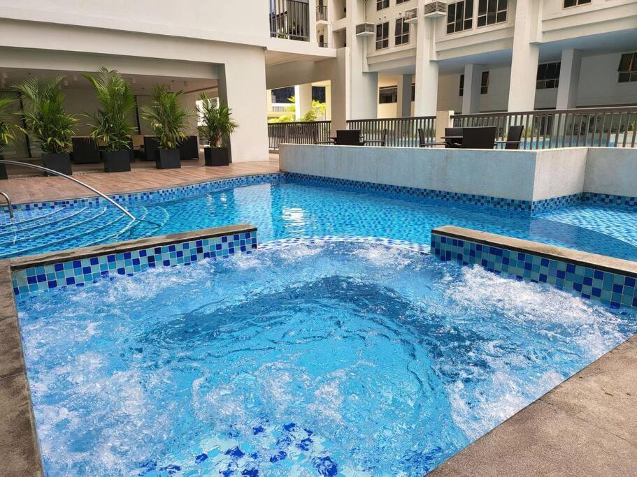 Luxury @ Bgc Sleeps 6 Comfortably Fast Wifi Pool! Apartment Manila Ngoại thất bức ảnh