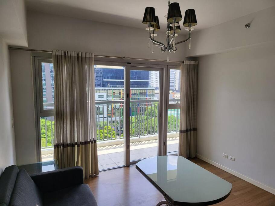 Luxury @ Bgc Sleeps 6 Comfortably Fast Wifi Pool! Apartment Manila Ngoại thất bức ảnh