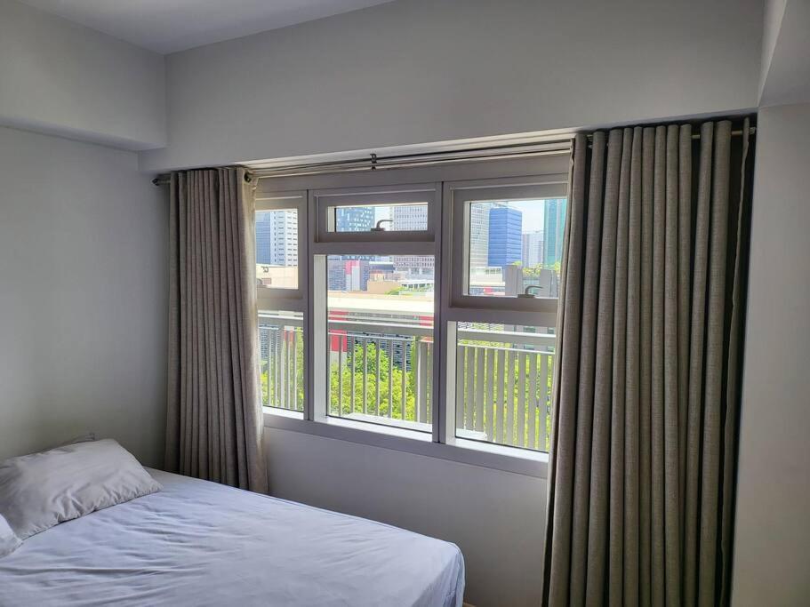 Luxury @ Bgc Sleeps 6 Comfortably Fast Wifi Pool! Apartment Manila Ngoại thất bức ảnh