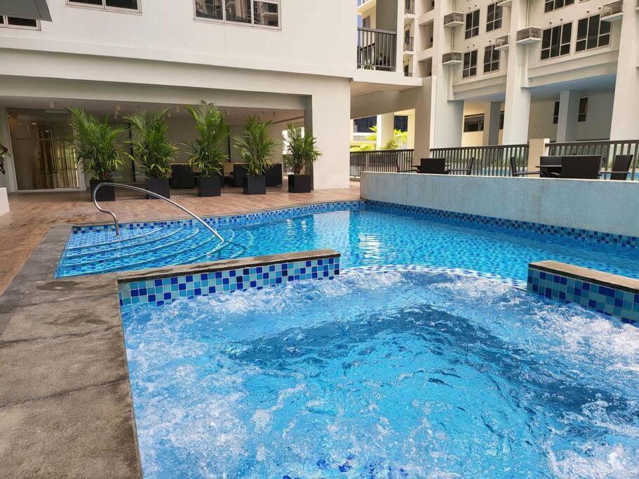 Luxury @ Bgc Sleeps 6 Comfortably Fast Wifi Pool! Apartment Manila Ngoại thất bức ảnh