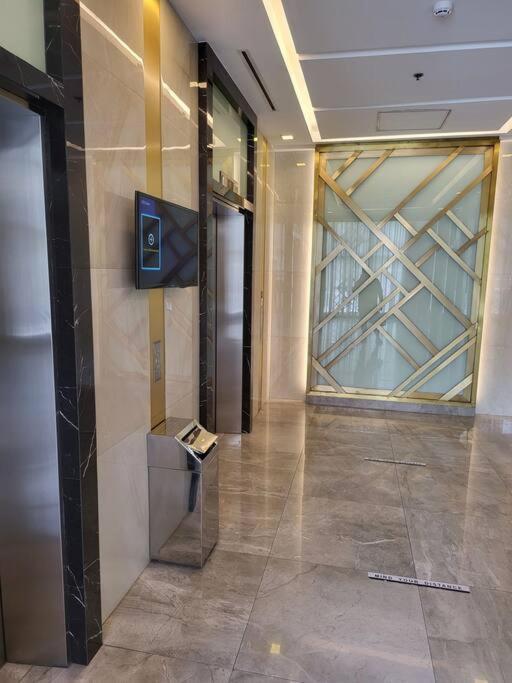 Luxury @ Bgc Sleeps 6 Comfortably Fast Wifi Pool! Apartment Manila Ngoại thất bức ảnh